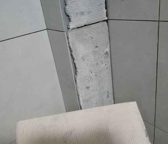 山城瓷砖空鼓维修公司分享下厨房瓷砖脱落的补救措施。